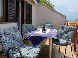 Tabelle, Eigentum, Möbel, Stuhl, Schatten, Gebäude, Pflanze, Gartenmöbel, Tisch Im Freien, Interior Design
