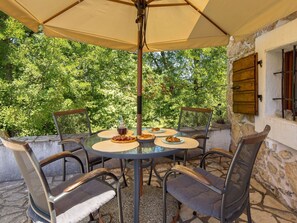 Möbel, Tabelle, Stuhl, Schatten, Tisch Im Freien, Holz, Gartenmöbel, Interior Design, Baum, Gebäude