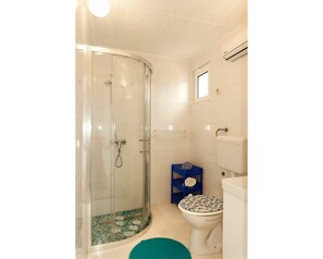 Armatur, Duschkopf, Duschtür, Badezimmer, Toilleten Sitz, Dusche, Gebäude, Badezimmerschrank, Duschpaneel