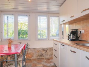 Cabinetry, Möbel, Eigentum, Gebäude, Fenster, Countertop, Küche, Holz, Schublade, Tabelle