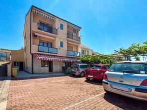Window, Building, Town, Automotive Exterior, Neighbourhood, Residential Area, Asphalt, Human Settlement