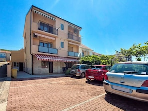 Window, Building, Town, Automotive Exterior, Neighbourhood, Residential Area, Asphalt, Human Settlement