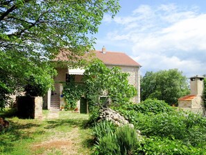 Pflanze, Himmel, Wolke, Eigentum, Pflanzengemeinschaft, Gebäude, Baum, Fenster, Natürliche Landschaft, Grundstueck