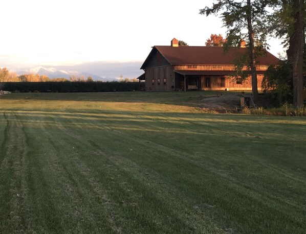 Guest Quarters with porch shown adjoining the lodge style hanger!