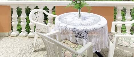 Tablecloth, White, Property, Table, Furniture, Textile, Room, House, Linens, Flower