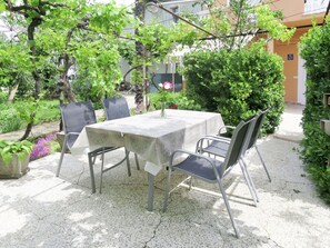 Pflanze, Tabelle, Möbel, Gebäude, Baum, Stuhl, Tisch Im Freien, Schatten, Gartenmöbel, Vegetation