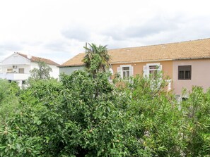Wolke, Himmel, Pflanze, Gebäude, Fenster, Grundstueck, Baum, Haus, Nachbarschaft, Gras