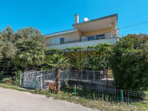 Pflanze, Himmel, Gebäude, Fenster, Haus, Grundstueck, Baum, Hütte, Wohngebiet, Strauch