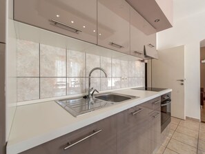 Zapfhahn, Armatur, Countertop, Cabinetry, Spüle, Sinken, Eigentum, Möbel, Küche, Holz