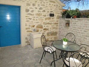 Propriété, Bâtiment, Meubles, Table, Plante, Tableau De Plein Air, Chaise, Porte, Bois, Mobilier De Jardin