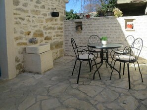 Table, Meubles, Plante, Chaise, Tableau De Plein Air, Mobilier De Jardin, Arbre, Surface De La Route, Sol, Sol