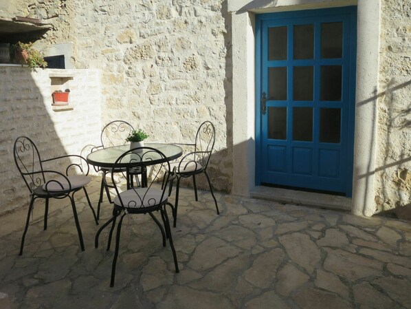 Table, Meubles, Propriété, Plante, Bâtiment, Bois, Chaise, Mobilier De Jardin, Architecture, Design Intérieur