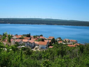 Wasser, Himmel, Wasservorräte, Gebäude, Azurblau, Pflanze, Fenster, Natürliche Landschaft, See, Grundstueck