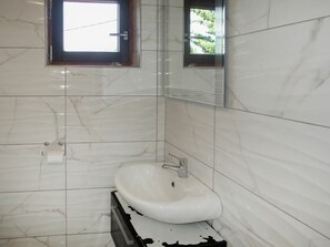 Zapfhahn, Armatur, Eigentum, Fenster, Bad Sink, Sinken, Badezimmer, Interior Design, Die Architektur, Holz