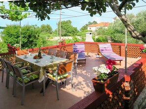 Propriété, Patio, Arrière-Cour, Cour, Maison, Jardin, Meubles, Immobilier, Pièce, Table