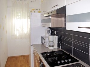 Room, Property, Countertop, Furniture, Kitchen Stove, Interior Design, Cabinetry, Tile, Kitchen, Major Appliance