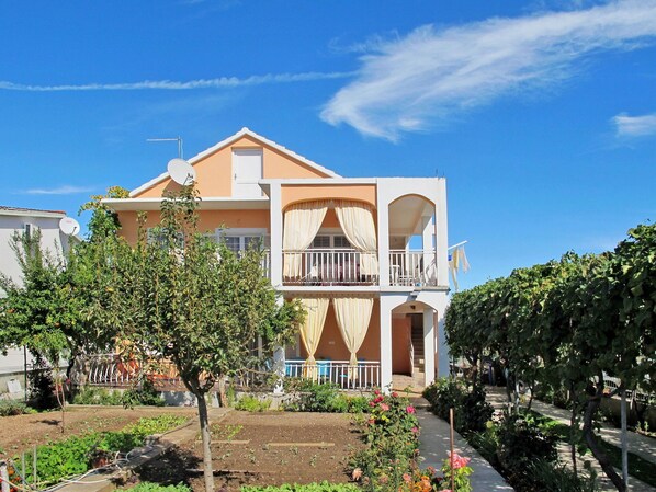 Sky, Plant, Cloud, Building, Property, Window, House, Land Lot, Tree, Landscape