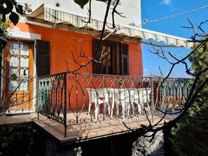 Building, Window, Sky, Wood, House, Neighbourhood, Residential Area, Electricity, Twig, Facade