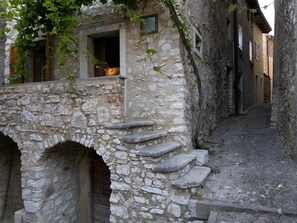 Window, Building, Facade, Tree, Brick, Human Settlement, Brickwork, House