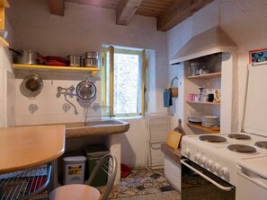 Eigentum, Countertop, Cabinetry, Küche, Sinken, Küchengerät, Herd, Haushaltsgerät, Holz, Armatur