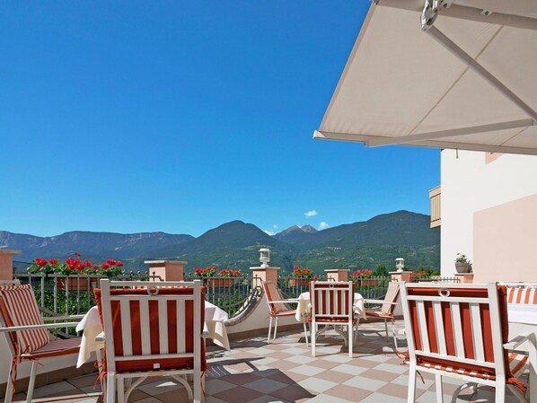 Ciel, Meubles, Propriété, Table, Chaise, Bleu Azur, Tableau De Plein Air, Bois, Ombre, Mobilier De Jardin