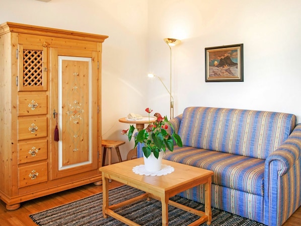 Tabelle, Möbel, Cabinetry, Eigentum, Pflanze, Bilderrahmen, Couch, Azurblau, Komfort, Vase