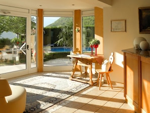 Pflanze, Eigentum, Möbel, Gebäude, Tabelle, Holz, Interior Design, Schatten, Wohnzimmer, Die Architektur