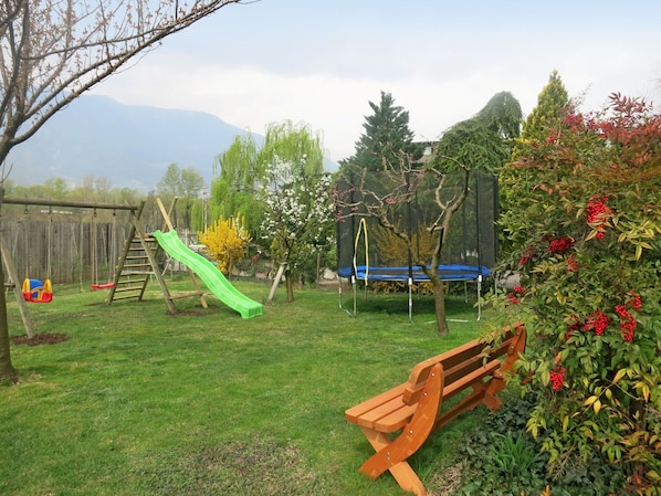 Himmel, Pflanze, Blume, Wolke, Blatt, Natur, Baum, Schatten, Grundstueck, Gras