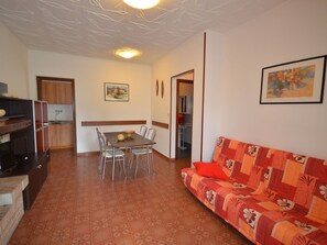 Möbel, Bilderrahmen, Holz, Beleuchtung, Interior Design, Komfort, Flooring, Wohnzimmer, Fussboden, Hartholz