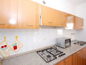 Countertop, Eigentum, Zimmer, Küche, Interior Design, Cabinetry, Gelb, Haus, Möbel, Fliese