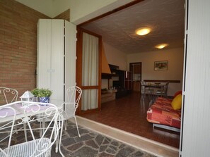 Möbel, Tabelle, Stuhl, Gebäude, Komfort, Holz, Interior Design, Flooring, Zimmerpflanze, Fussboden