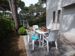 Pflanze, Tabelle, Möbel, Gebäude, Stuhl, Baum, Tisch Im Freien, Gartenmöbel, Blumentopf, Schatten