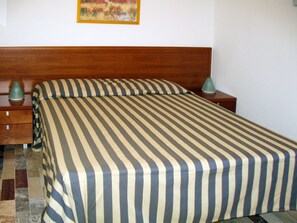 Bed, Bedroom, Bed Sheet, Furniture, Bedding, Room, Bed Frame, Property, Duvet Cover, Mattress