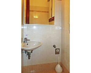 Baño, Propiedad, Grifo, Habitación, Loseta, Arreglo De Tubería, Pared, Accesorio De Baño, Lavabo Del Baño, Arquitectura