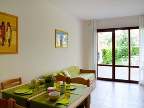 Zimmer, Eigentum, Möbel, Interior Design, Gebäude, Gelb, Haus, Wohnzimmer, Tabelle, Fussboden