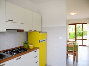 Zimmer, Eigentum, Küche, Gelb, Möbel, Countertop, Interior Design, Gebäude, Cabinetry, Haus