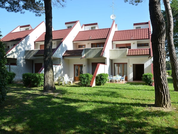 Plante, Bâtiment, Ciel, Propriété, Fenêtre, Arbre, Maison, Lot Terre, Herbe, Chalet