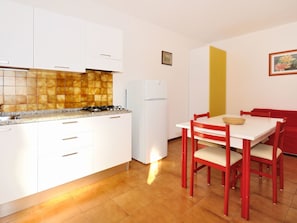 Pièce, Propriété, Meubles, Sol, Bâtiment, Design Intérieur, Cuisine, Jaune, Maison, Immobilier