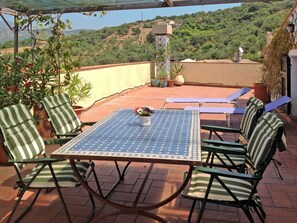 Tabelle, Möbel, Eigentum, Pflanze, Stuhl, Tisch Im Freien, Schatten, Holz, Gartenmöbel, Himmel