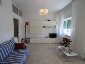 Möbel, Holz, Beleuchtung, Bilderrahmen, Fenster, Fussboden, Wohnzimmer, Zimmerpflanze, Schatten
