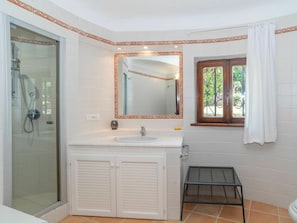 Mirror, Property, Plumbing Fixture, Bathroom Cabinet, Tap, Building, Azure, Wood, Bathroom
