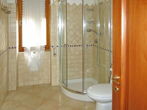 Marron, Luminaire Plomberie, Propriété, Salle De Bains, Porte De Douche, Design Intérieur, Porte, Sol, Plomberie