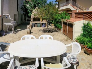 Plante, Table, Meubles, Propriété, Bâtiment, Bois, Chaise, Mobilier De Jardin, Tableau De Plein Air, Design Intérieur