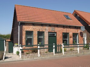 Sky, Property, Window, Building, Plant, Door, Architecture, Wood, Residential Area, Brick