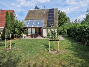Pflanze, Wolke, Himmel, Fenster, Natürliche Landschaft, Haus, Grundstueck, Holz, Solarenergie
