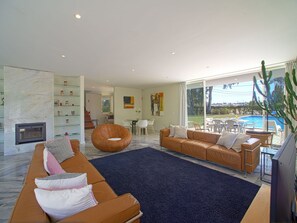 Eigentum, Möbel, Komfort, Couch, Pflanze, Interior Design, Haus, Zimmerpflanze, Wohnzimmer, Fussboden