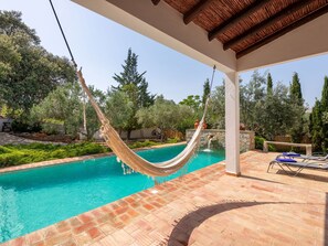L'Eau, Plante, Ciel, Bâtiment, Arbre, Ombre, Piscine, Mobilier De Jardin, Bois