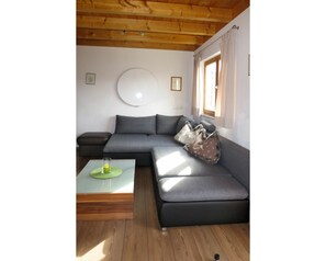 Couch, Möbel, Holz, Gebäude, Tabelle, Komfort, Wohnzimmer, Interior Design, Studio Couch, Flooring