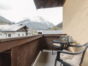 Ciel, Propriété, Bâtiment, Table, Bois, Maison, Montagne, Mobilier De Jardin, Fenêtre, Chaise