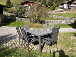 Plante, Table, Meubles, Bâtiment, Tableau De Plein Air, Mobilier De Jardin, Arbre, Lot Terre, Chaise, Herbe